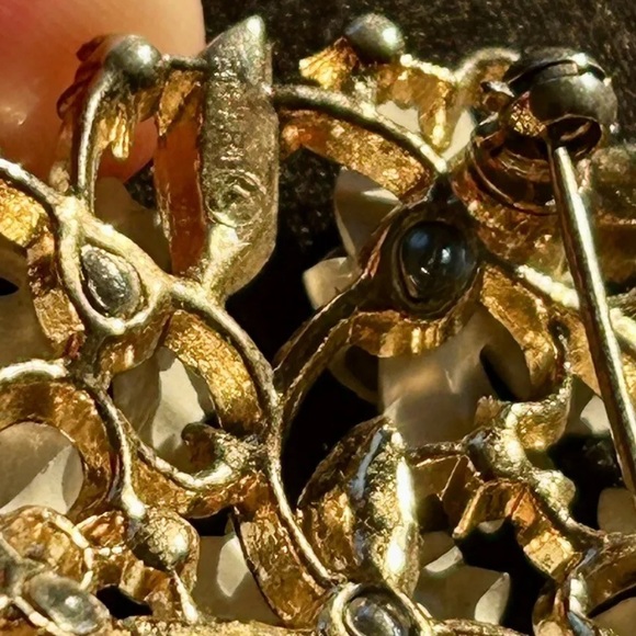 50s Crown Trifari Fleurette Pin Brooch White Enamel Flowers Gold Tone Rare - Picture 3 of 8